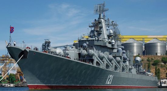 号宙斯盾驱逐舰正在监视叙利亚海岸附近的俄罗斯"莫斯科"号导弹巡洋舰
