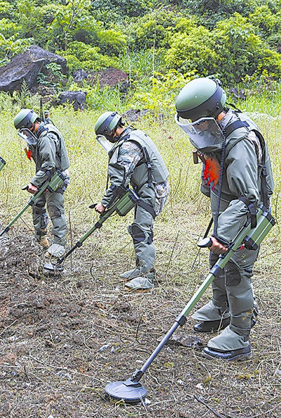 我军士兵未穿防护服上雷场仅用1把剪刀排雷70枚