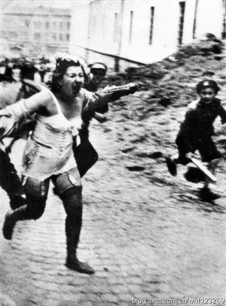 二战时纳粹疯狂蹂躏犹太女性 当街扒衣集体侮辱