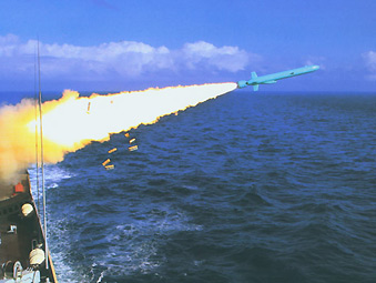 首见国产舰载型鹰击-62远程反舰导弹发射