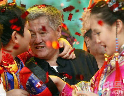 巧用灯光网友教你“一秒变明星”