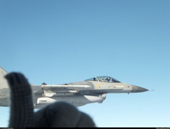 北约F-16坠毁酿惨剧：连撞数架战机数十人伤亡