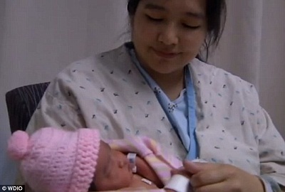 美国糊涂妈妈记错预产期突然产女自己被吓傻