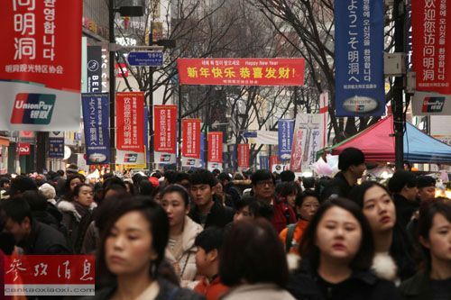 泰模特遭中国游客踩脚扯发拍片斥中国人没教养