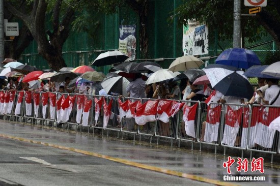 新媒：民众冒雨送别李光耀大声喊着李光耀名字