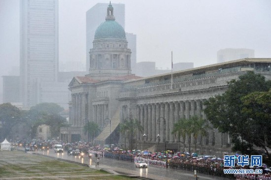 境外媒体：李光耀国葬民众沿途守候冒雨送行
