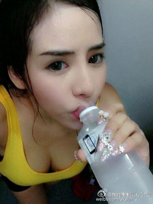 台媒：美国19岁模特为求青春用猪血洗澡(图)