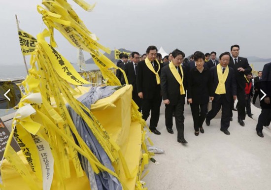 外媒：韩国世越号沉船一周年遇难者家属示威