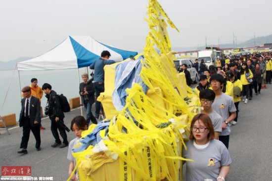 外媒：韩国世越号沉船一周年遇难者家属示威