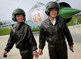 朝鲜航空节曝高颜值女飞行员
