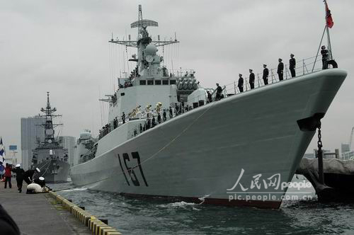 图文:深圳号导弹驱逐舰驶抵日本东京湾
