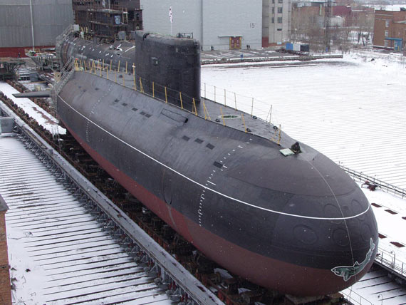 图文：印度海军基洛级潜艇正在俄船厂进行改装