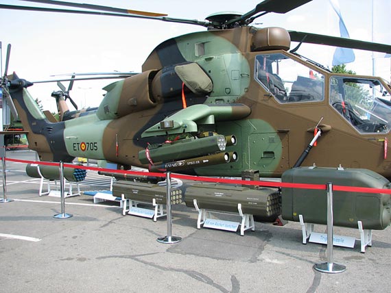 图文:西班牙陆军展示新型虎式攻击直升机