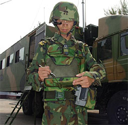 图文：解放军陆军三级士官正在操作数字化系统