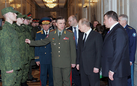 国际军情 正文    2008年1月28日,莫斯科,俄罗斯海陆空三军发布新制服