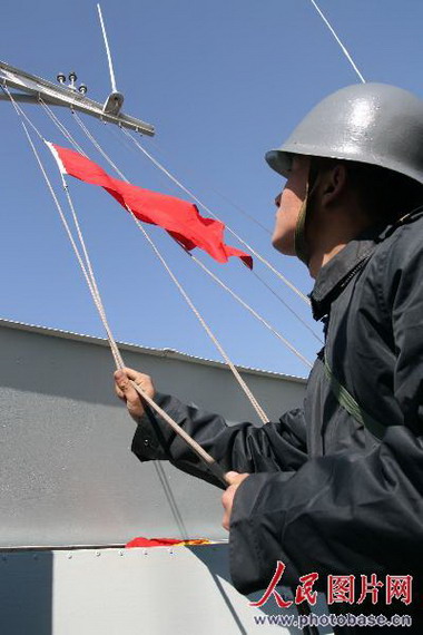 图文:信号兵升起警戒信号旗