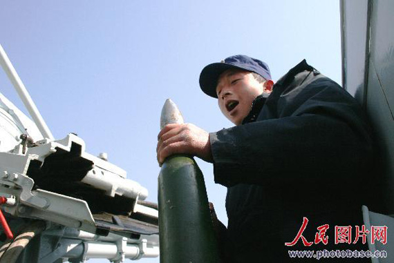 图文：我海军士兵苦练装弹技能
