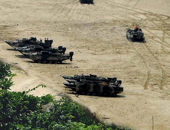 图文:解放军两栖机步师装甲群在滩头集结