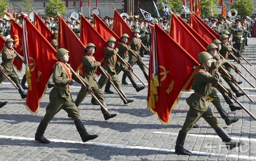 图文：俄军士兵身穿二战军服通过红场