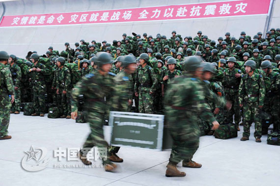 图文：解放军空降部队官兵向飞机上运送物资