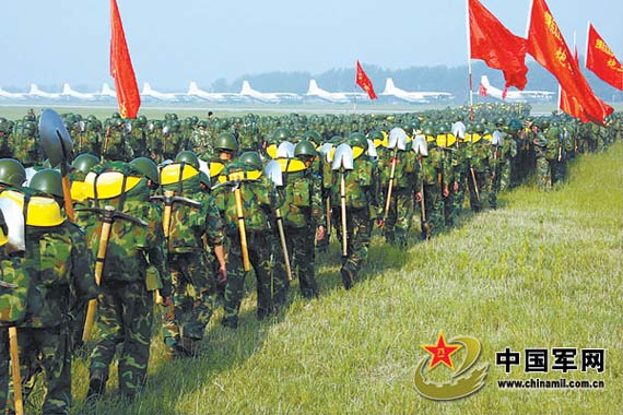 图文：地震发生后十余万解放军武警迅速赶赴灾区