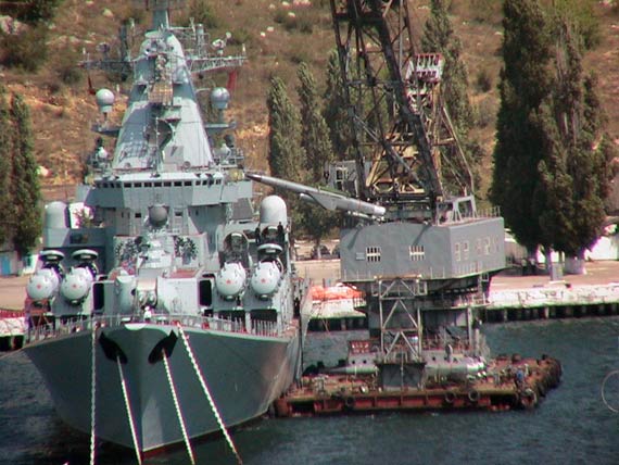 图文:俄海军正在为光荣级巡洋舰装填反舰导弹