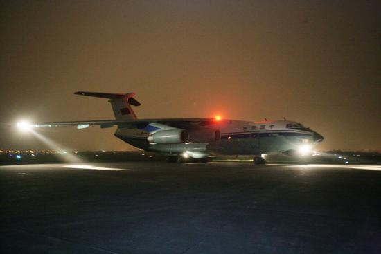 图文：空军大型运输机星夜降落在成空某场站