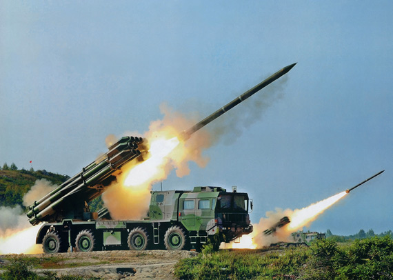 图文:国产03式300毫米12管远程火箭炮