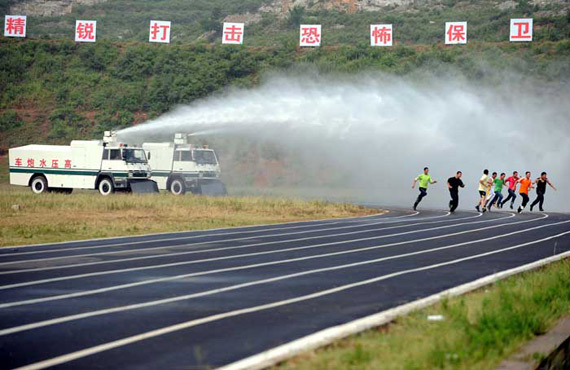 图文武警演示用高压水炮车冲散扰乱人群