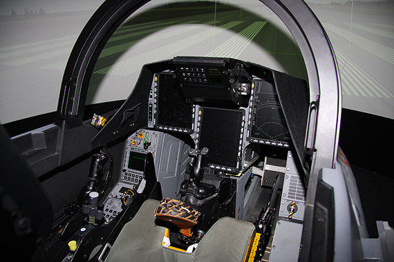 jas-39战机驾驶舱采用三块大的液晶平显