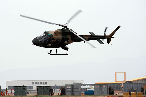 组图:国产武直-11轻型攻击直升机飞行表演