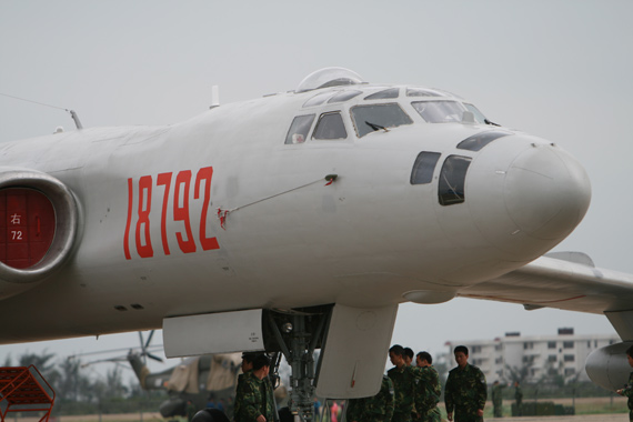 图文：轰油六空中加油机机首特写