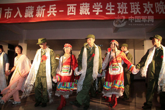 组图:福建三明市西藏班中学生欢送入藏新兵