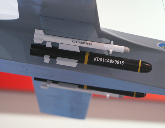 图文:国产无人攻击机机载导弹特写