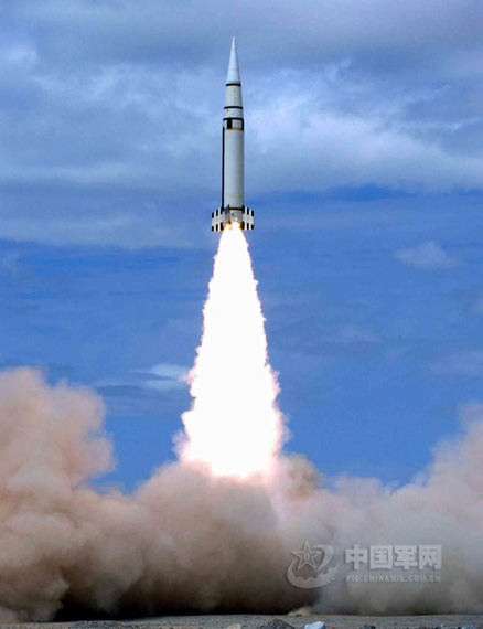 图文：解放军东风15战术导弹远程精确攻击