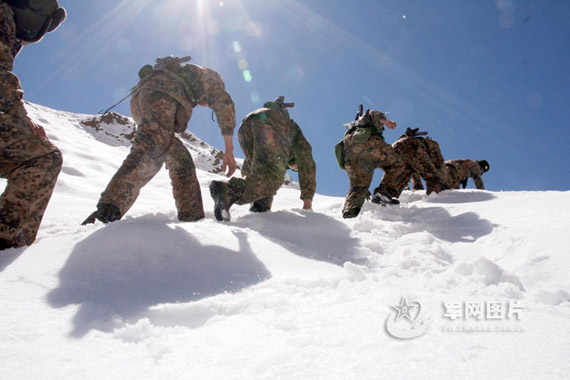 组图:新疆军区边防连巡逻西藏阿里边防线