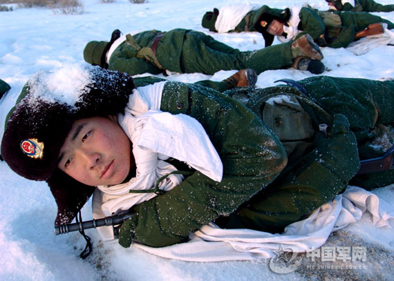 图文:武警军人爬冰卧雪演练战术技能