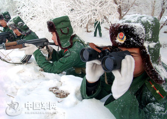 图文:武警军人侦察敌情准备战斗