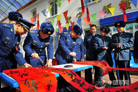 图文:驻藏空军部队的首长为阵地官兵写对联