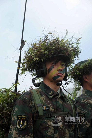 图文:电子对抗士兵整装待发