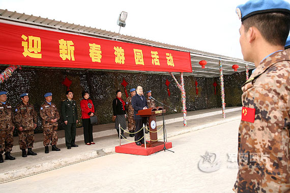 刘志明大使向官兵祝贺新春。陶国庆摄影