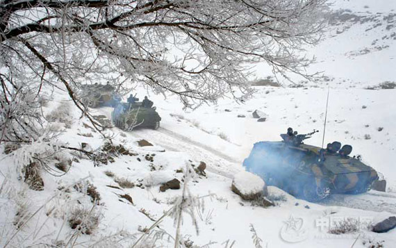 解放军装甲运兵车在天山雪野中机动