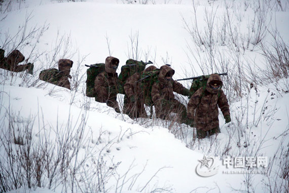 驻守北极连队官兵与严寒抗争。盖旭辉摄影