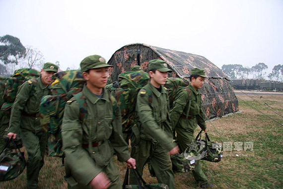 官兵按野外作战要求宿营。陈旭明摄影