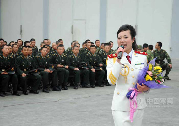 图文:独唱《军歌声声》
