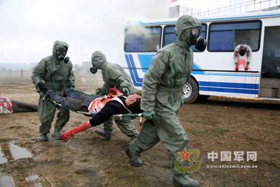 特警正在转移受伤民众何洪坤摄