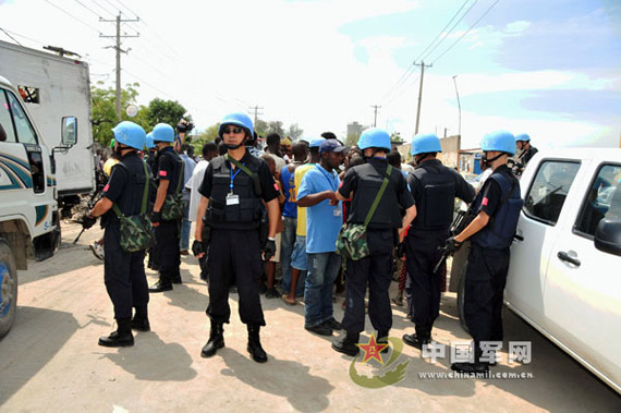 维和警察防暴队员实施外围警戒