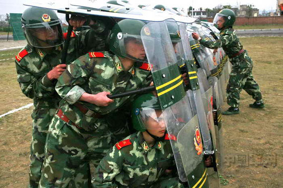 图文武警军人列出应对骚乱事件阵形