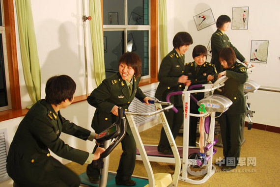 图文:女兵在部队健身房进行体能训练