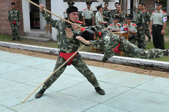 武警战士进行棍术对打练习